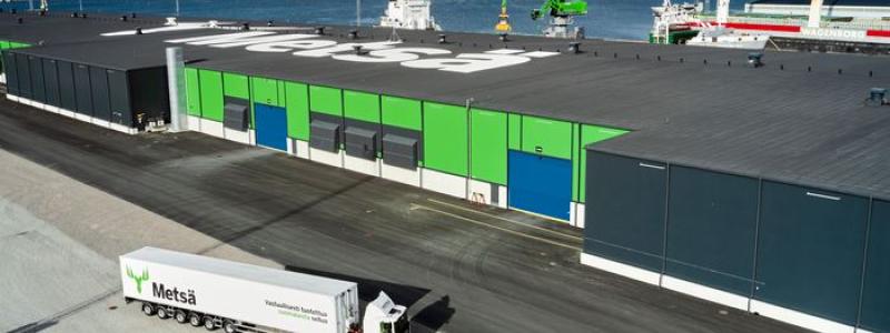Hamnens nya elektroniska materialhanteringskran, utrustad med en elektronisk pappersmassagrip, är enligt Metsä Group det första i sitt slag. Foto: Metsä Group
