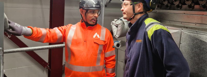 Advens driftingenjör Emmanuel Johansson och Nouryons processoperatör Jerry Johansson jobbar på Nouryon i Kvarntorp som nu ökar sin kapacitet, minskar sin energiförbrukning och då även koldioxidutsläppet som minskar med över 90 procent.