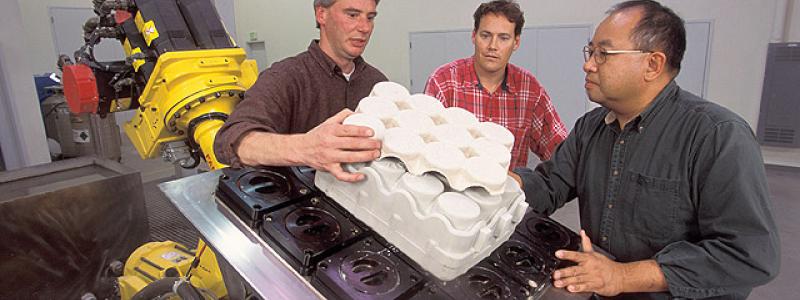 Nya rön. Utrustning som används för att tillverka formpressade pappersmassakomponenter och formgjutna förpackningar av halm. Foto: Wikipedia Common, kredit: Peggy Greb