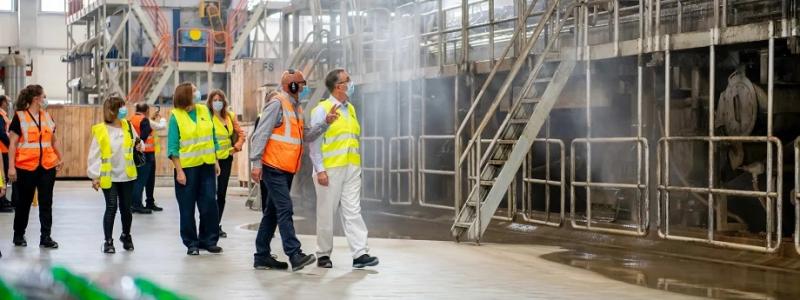 En delegation med brittiska ambassadören i Rumänien besöker en av DS Smiths pappersfabriker i landet. Foto: DS Smith