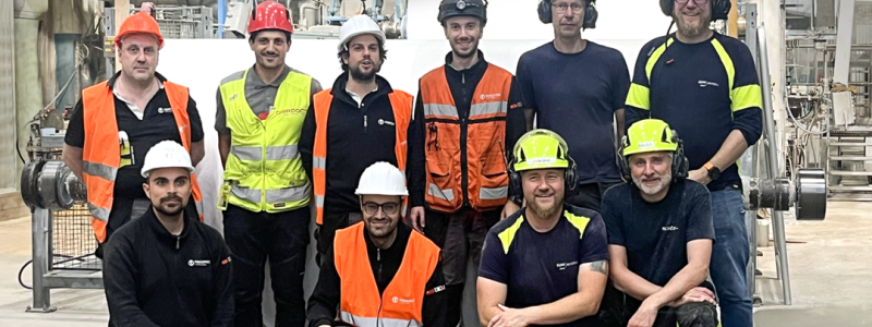 Rexcells och Toscotecs team i Skåpafors bruk, där ombyggda PM1 nyligen startat upp. Foto: Toscotec