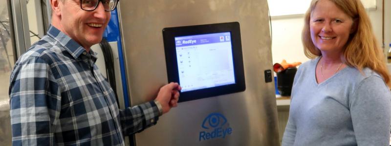 Öjvind Sundvall, PulpEye, och Yvonne Söderström Nordin, RISE Processum, vid den RedEye online analysator som är kopplad till HTL-piloten. Foto: RISE Processum.