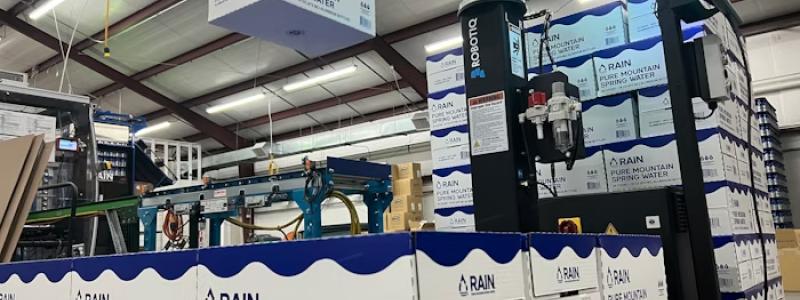 Företaget valde att investera i en Robotiq PE20-pallastare, utrustad med en sexaxlig robotarm från Universal Robots. Majkrzak övervägde att bygga en egen pallastningslösning, men insåg att Robotiqs integrerade system var bättre anpassat för företagets behov. Foto: Rain Pure Mountain Spring Water