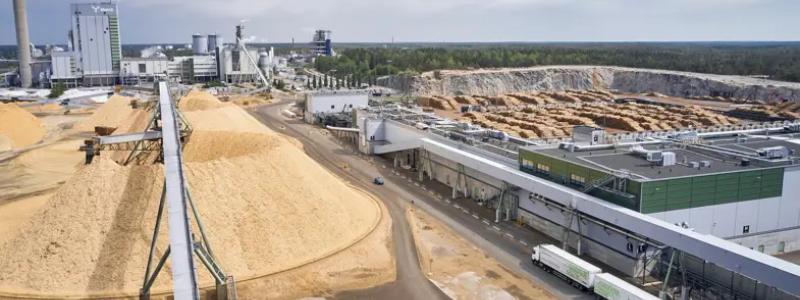Raumo (på finska Rauma) är en viktig industristad på västkusten av Finland, och där ligger en av Metsä Fibres moderna massafabriker. Raumo massafabrik togs i drift 2021 och är en av världens mest avancerade anläggningar för produktion av barrsulfatmassa. Fabriken är helautomatiserad och digitaliserad i stor utsträckning. Den har en årlig produktionskapacitet på cirka 1,5 miljoner ton barrmassa och är designad för att vara energieffektiv med låg miljöpåverkan. En stor del av den energi som används i produktionen genereras internt som bioenergi från processrester. Metsä Fibre har satsat kraftigt på teknologisk utveckling i Raumo. Fabriken är inte bara en produktionsplats utan även ett exempel på hur framtidens skogsindustri kan se ut, med fokus på cirkulär ekonomi och digital processövervakning. Läget vid Östersjön gör det dessutom logistiskt fördelaktigt med goda exportmöjligheter till Europa och Asien via hamnen i Raumo. Foto: Metsä Fibre