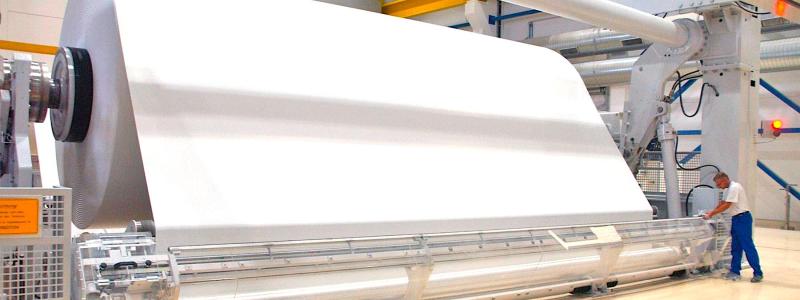Rullskärning vid tyskt pappersbruk. Foto: Laipa/ Wirtschaftsförderung Land Brandenburg GmbH (WFBB)