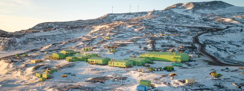Numera sorterar personalen på Scott Base sina använda dryckeskartonger innan de samlas i särskilda behållare och transporteras vidare till Nya Zeeland. Foto: Anthony Powell