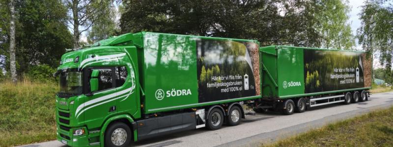 Den eldrivna flisbilen är en Scania 45R med en lastkapacitet på upp till 64 ton och en räckvidd på 25–30 mil per laddning. Foto: Södra