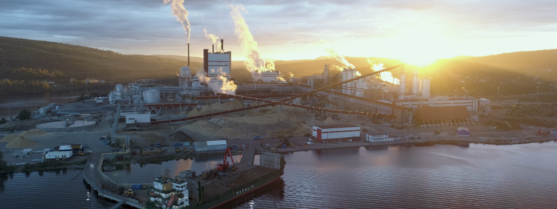 Vid Östrands massafabrik i Sverige produceras blekt barrsulfatmassa, NBSK. Det är en premiummassa. Fabriken är utrustad med den senaste tekniken för att minimera utsläpp i luft och vatten. Vid tillverkningen av sulfatmassa kokar man vedflis till massa som sedan bleks till rätt ljushet enligt TCF (Total Chlorine Free) eller ECF (Elementary Chlorine Free) för att även få så rena cellulosafibrer som möjligt. Foto: SCA