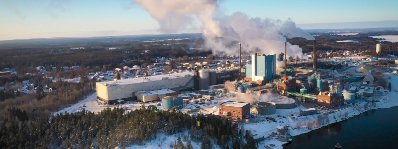 SCA Obbola producerar trävaror, massa, förpackningspapper och förnybar energi.  Foto: Stefan Edlund/SCA
