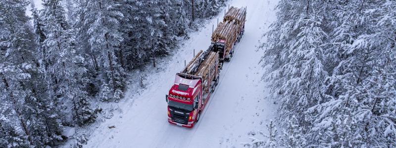 Bilen är verksam i södra Norrbotten och norra Västerbotten, ett område som enligt Sveaskog är präglat av ”längre transportavstånd, glest utbyggd laddinfrastruktur” och ett utmanande klimat under en större del av året, jämfört med de södra delarna av Sverige. Foto: Sveaskog