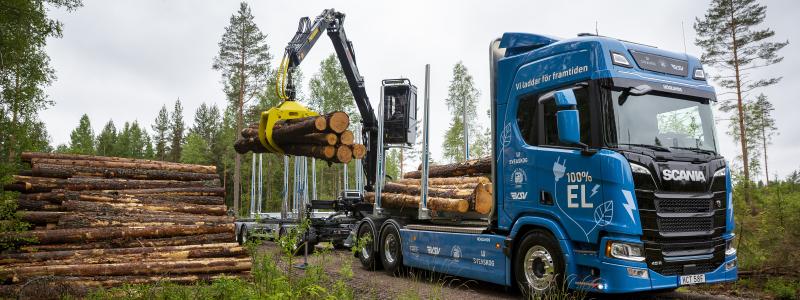 Sveaskog driftsätter ny eldriven rundvirkesbil med kran i skogarna mellan Närke och Värmland. Foto: Sveaskog