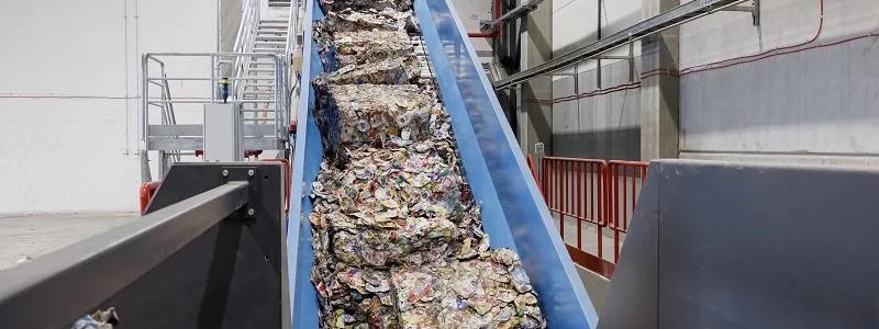 Tetra Pak och Stora Ensos nya återvinningsanläggning för begagnade dryckeskartonger ligger vid den senares Ostroleka-bruk i Polen. Tetra Pak är en leverantör av livsmedelsförädlings- och förpackningslösningar medan Stora Enso är en leverantör av papper och förpackningsprodukter. Foto: Tetra Pack