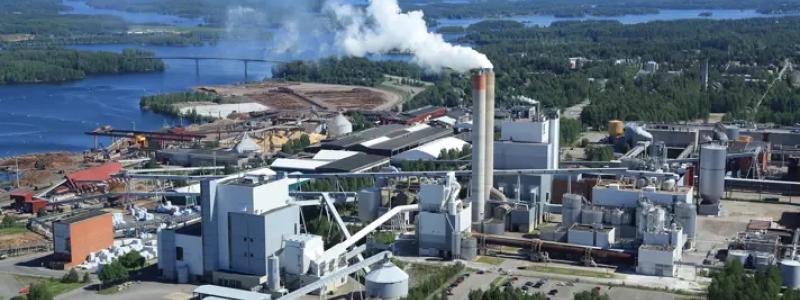 UPM:s Kaukas bruk i Finland. UPM:s resultat stärks av energiverksamheten, medan skogsindustrin fortsatt pressas. Foto: UPM