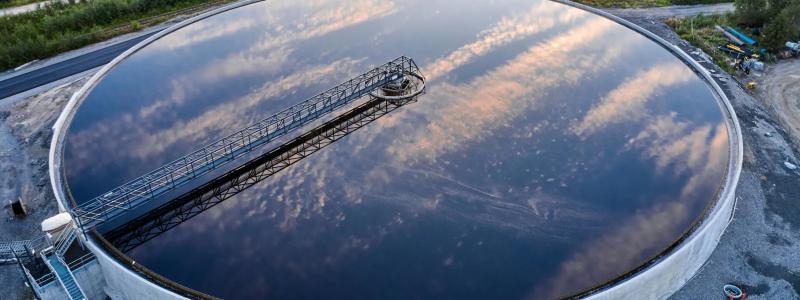 Alla typer av avloppsvatten behandlas vid Kemifabriken i ett flerstegsbiologiskt reningsverk som representerar avancerad teknik inom branschen. Reningen minskar effektivt organisk belastning och näringsämnen och ligger tydligt under EU:s BAT-slutsatser för bästa tillgängliga teknik. Foto: Metsä Group