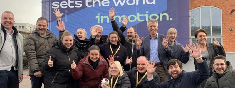 Voiths team i Heidenheim och Düren firar framgången och erkännandet i form av det tyska hållbarhetspriset för pressfilten Infinity +Green och det återvinningskoncept som ligger bakom produkten. Foto: Voith