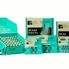 När Better Battery Co. utökade sitt sortiment från stora batterikit till ett bredare utbud för detaljhandeln samlade bolaget sina omdesignade förpackningar kring ett karakteristiskt turkost designsystem som stärker synligheten i butikshyllorna, förbättrar enhetligheten mellan produkterna och hjälper konsumenter att snabbt hitta rätt batteristorlek och format. Foto: Better Battery Co.