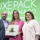 Arnaud Amouroux, vice vd för skönhet och hälsa på Amcor, och Lara Alemany, produktlinjechef för skönhet och hälsa, tar emot priset från Nadine Serfaty från Infinity Global vid Luxe Pack i Monaco. Foto: Amcor