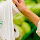 APIOPLAST® TPS är en funktionell bioplast baserad på naturlig kassava. Materialet har utvecklats för att bidra till en mer hållbar plastanvändning genom att kombinera hög andel biobaserat innehåll med snabb biologisk nedbrytning. Samtidigt erbjuder det ett kostnadseffektivt alternativ jämfört med många andra biologiskt nedbrytbara polymerer.
TAPIOPLAST® TPS (registreringsnummer 7W0435) har certifierats enligt standarden DIN EN 13432:2000-12 och ISO 17088:2012 av den tyska certifieringsorganisationen DIN CERTCO. Foto: SMS Corporation