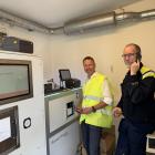 Bild från installationen hos Waggeryd Cell, t.v. Mantex vd Gustav Melin, tillsammans med Johan Krohn från Waggeryd Cell. Foto: Mantex