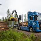 Sveaskog driftsätter ny eldriven rundvirkesbil med kran i skogarna mellan Närke och Värmland. Foto: Sveaskog