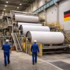 Flera tyska pappersbruk har under det senaste året tvingats minska produktionen eller tillfälligt stänga delar av verksamheten. Skillnaden i energikostnader jämfört med konkurrenter i Nordamerika och Asien uppges i vissa fall vara så stor att europeiska producenter får svårt att konkurrera, även på hemmamarknaden.  Illustration: AI-genererad bild. Ej ett fotografi. Upphovsrätt © Conventus