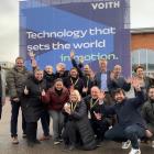 Voiths team i Heidenheim och Düren firar framgången och erkännandet i form av det tyska hållbarhetspriset för pressfilten Infinity +Green och det återvinningskoncept som ligger bakom produkten. Foto: Voith