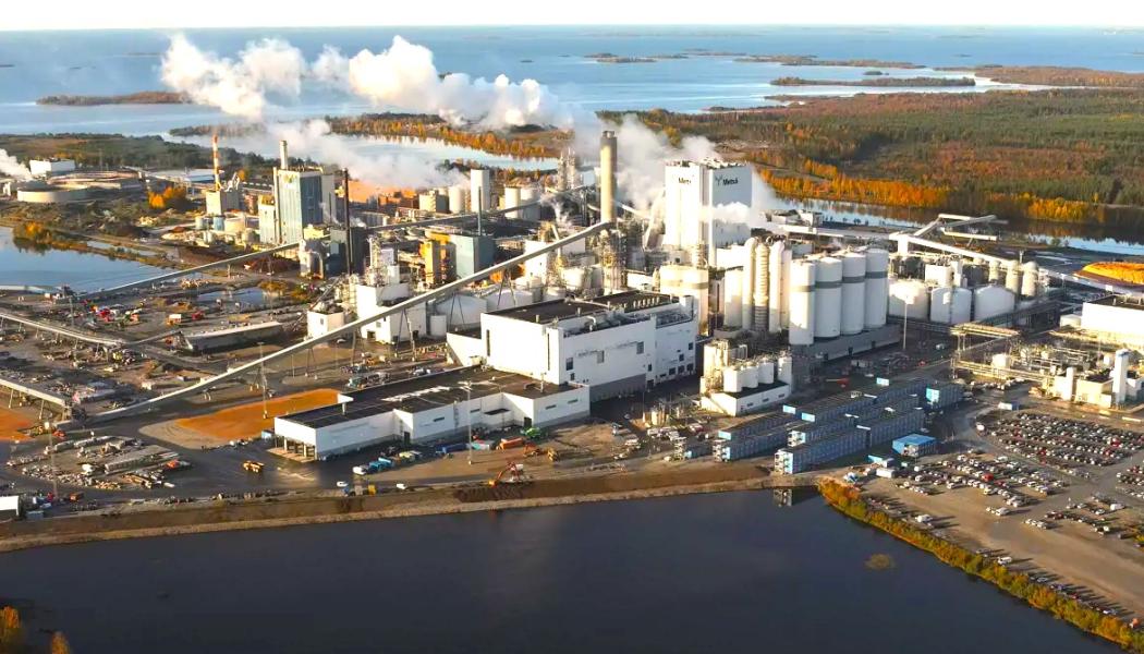 Metsä Groups bioproduktfabrik i finländska Kemi är den mest effektiva träförädlingsanläggningen på norra halvklotet, enligt företaget. Det är den största investeringen i den finska skogsindustrins historia, värd 2,02 miljarder euro. Den miljö-, energi- och materialeffektiva fabriken fungerar helt utan fossila bränslen. Foto: Metsä Group