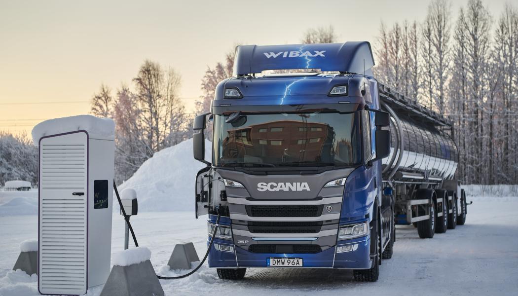 Wibax fordonsflotta består numera också av en ellastbil som klarar en totalvikt på 64 ton. Den går i trafik i Piteå med omnejd.