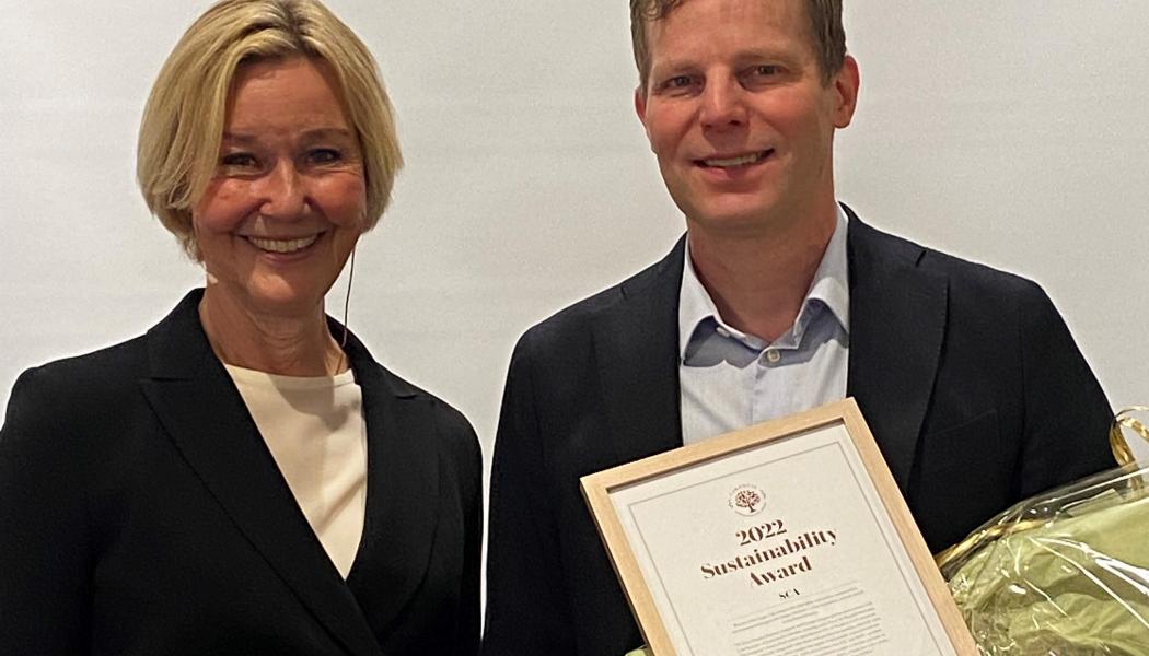 Hans Djurberg, SCAs hållbarhetschef, tar emot Carnegie Sustainability Award av Lena Österberg, Head of Sustainability, Research & Strategy, hos Carnegie. Foto: Privat