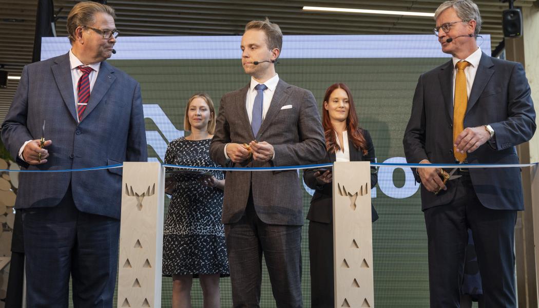 Demoanläggningen invigdes av Finlands vetenskaps- och kulturminister Petri Honkonen, Metsä Groups vd och koncernchef Ilkka Hämälä och Valmets vd Pasi Laine. Foto: Metsä