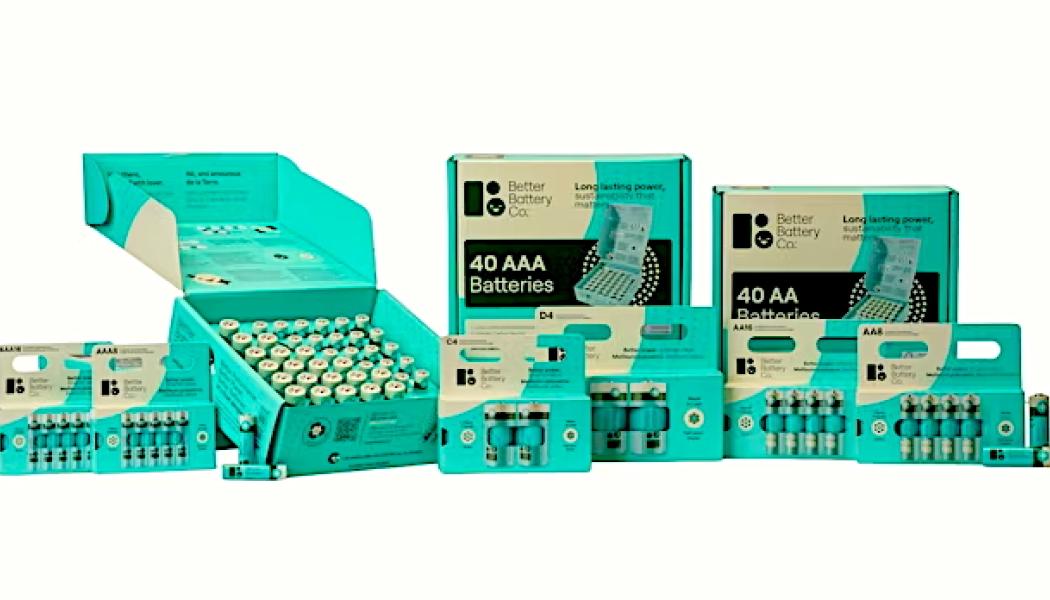 När Better Battery Co. utökade sitt sortiment från stora batterikit till ett bredare utbud för detaljhandeln samlade bolaget sina omdesignade förpackningar kring ett karakteristiskt turkost designsystem som stärker synligheten i butikshyllorna, förbättrar enhetligheten mellan produkterna och hjälper konsumenter att snabbt hitta rätt batteristorlek och format. Foto: Better Battery Co.