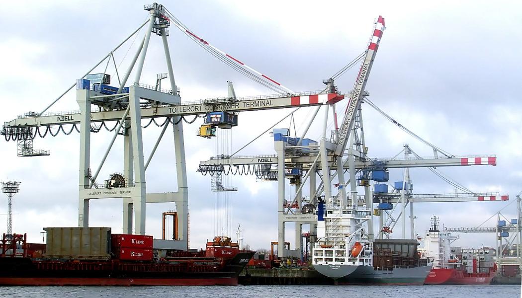 Hamnen i Hamburg är en av de hamnar som drabbats av strejkerna. Foto: © Raimond Spekking/Wikimedia Commons