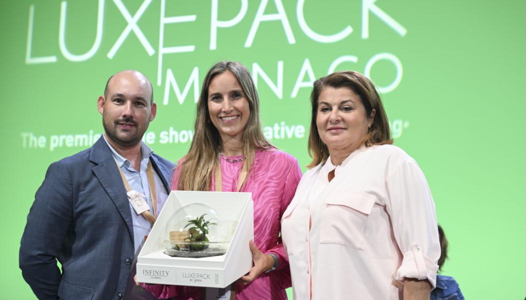 Arnaud Amouroux, vice vd för skönhet och hälsa på Amcor, och Lara Alemany, produktlinjechef för skönhet och hälsa, tar emot priset från Nadine Serfaty från Infinity Global vid Luxe Pack i Monaco. Foto: Amcor

