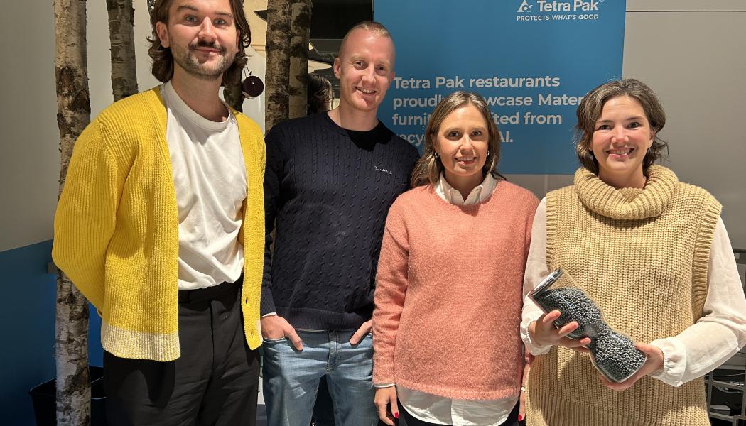 Fr.v. Petter Ekelund, Eirik Stensrud och Sara Georgsson från Artek Solutions tillsammans med Amanda Persson från Tetra Pak som håller i materialet PolyAl. Foto: Tetra Pak
