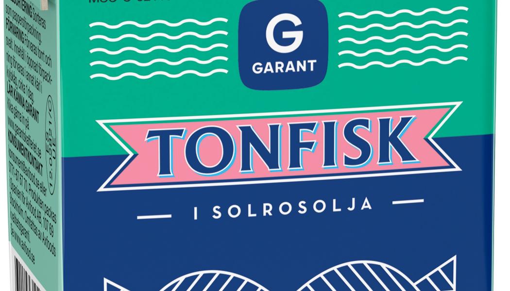 Den nya lösningen består ”huvudsakligen av kartong”. Dessutom ska Tetra Pak-förpackningen väga ”betydligt mindre än en traditionell konservburk”, samtidigt som den utlovas ge samma långa hållbarhet. Bild: Axfood