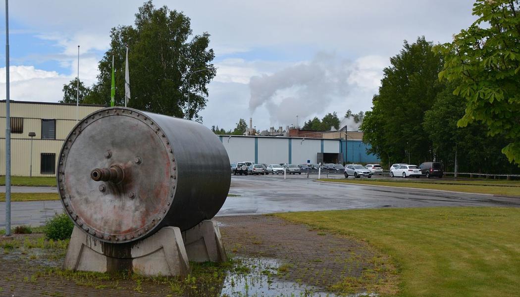 Äldre Yankeecylinder utanför Pauliströms pappersbruk. Foto: Bengt Oberger/Wikimedia Commons