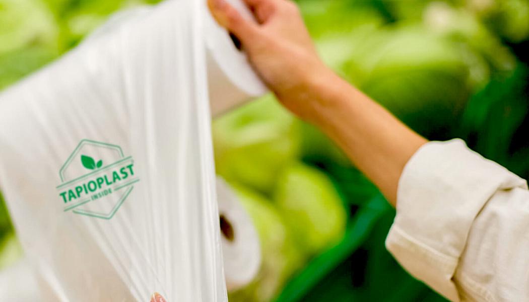 APIOPLAST® TPS är en funktionell bioplast baserad på naturlig kassava. Materialet har utvecklats för att bidra till en mer hållbar plastanvändning genom att kombinera hög andel biobaserat innehåll med snabb biologisk nedbrytning. Samtidigt erbjuder det ett kostnadseffektivt alternativ jämfört med många andra biologiskt nedbrytbara polymerer.
TAPIOPLAST® TPS (registreringsnummer 7W0435) har certifierats enligt standarden DIN EN 13432:2000-12 och ISO 17088:2012 av den tyska certifieringsorganisationen DIN CERTCO. Foto: SMS Corporation
