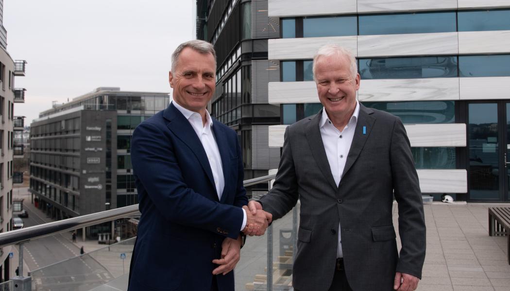 Elopaks vd Thomas Körmendi (t.v.) och Blue Ocean Closures vd Lars Sandberg. Foto: Blue Ocean Closures
