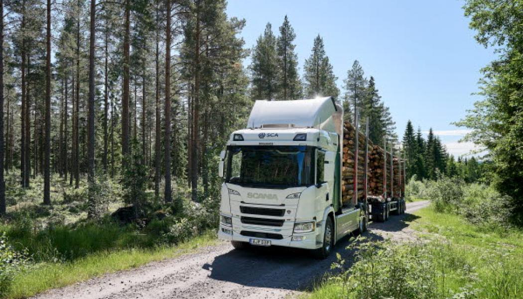 Foto: Robert Östholm, SCA, och Dan Boman med Copyright Scania CV AB