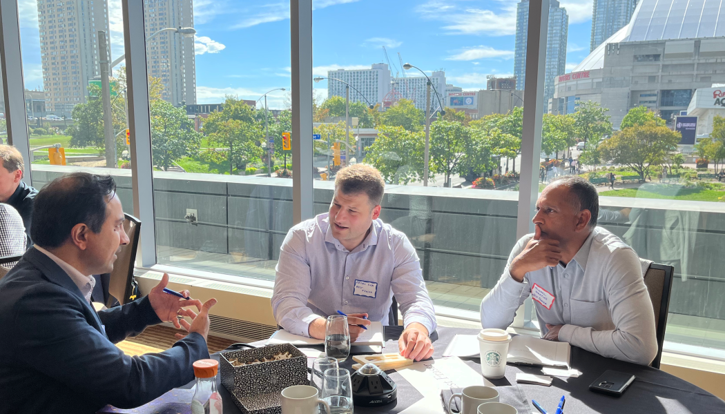 Svenska startupen Fibu pitchar för kanadensiska West Fraser under innovationsdagarna i Toronto. Foto: Paper Province