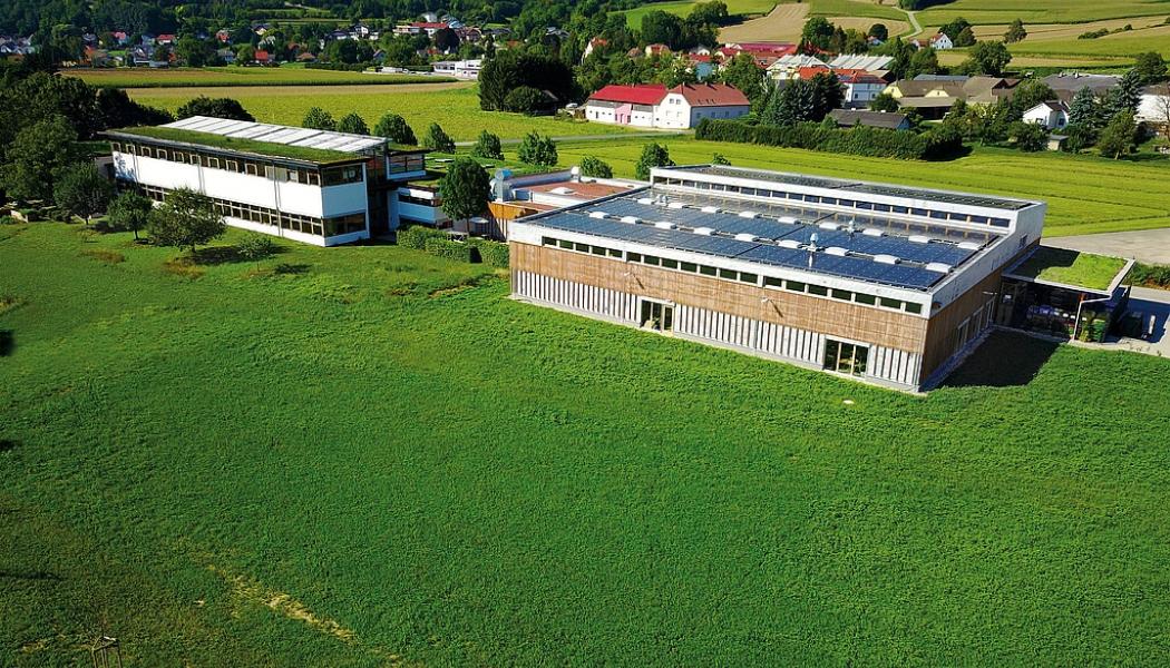 Guglers fabrik med solpanelet på taket i tyska Melk. Foto: Gugler