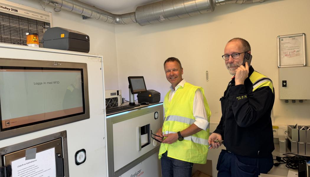Bild från installationen hos Waggeryd Cell, t.v. Mantex vd Gustav Melin, tillsammans med Johan Krohn från Waggeryd Cell. Foto: Mantex
