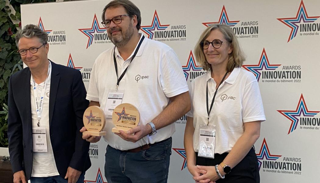 Startupbolaget Batipac fick ta emot två fina innovationspriser förra året på byggmässan Batimat. I mitten företagets grundare Alain Marboeuf. Foto: Batipac
