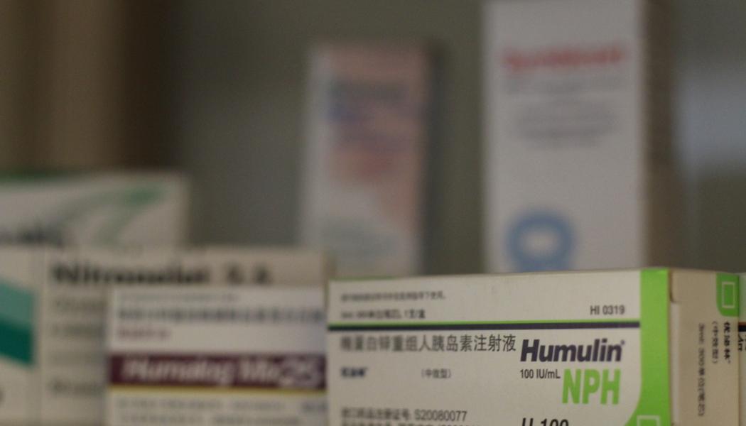 RFID är en av de snabbast växande teknikerna på marknaden för läkemedels- och kosmetikaförpackningar mot förfalskning. Tillväxten tillskrivs funktioner som spårbarhet på artikelnivå, verifiering i realtid och högkvalitativa data i komplexa leveranskedjor. Jämfört med streckkoder eller QR-koder kan RFID-taggar skannas utan att det krävs siktlinje och i bulk.