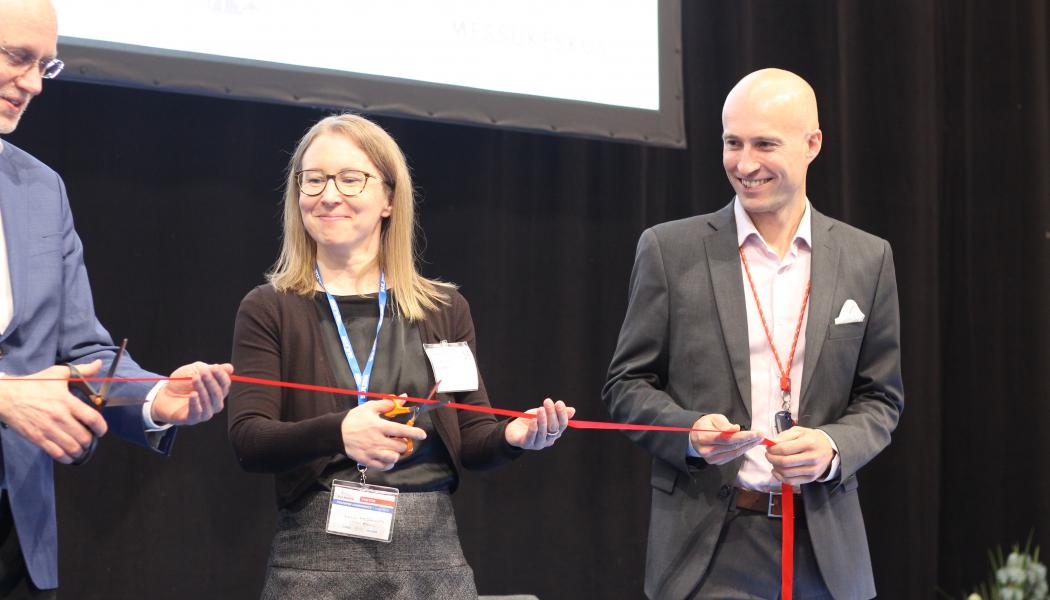 Bandklippning. Mässgeneralen Markus Bergström, t.h, klipper banden till PulpPaper 2022. Foto: Simon Matthis 