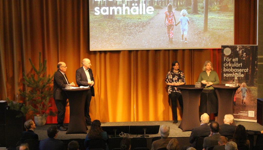 Finansiärer av skogsforskning frågades ut på seminariet av fr. v. Torgny Persson, Skogsindustrierna och t.h. Mikael Hannus, Stora Enso. Längst till höger, Anna Jöborn, Mistra, och Klara Helstad, Energimyndigheten. Foto: Simon Matthis