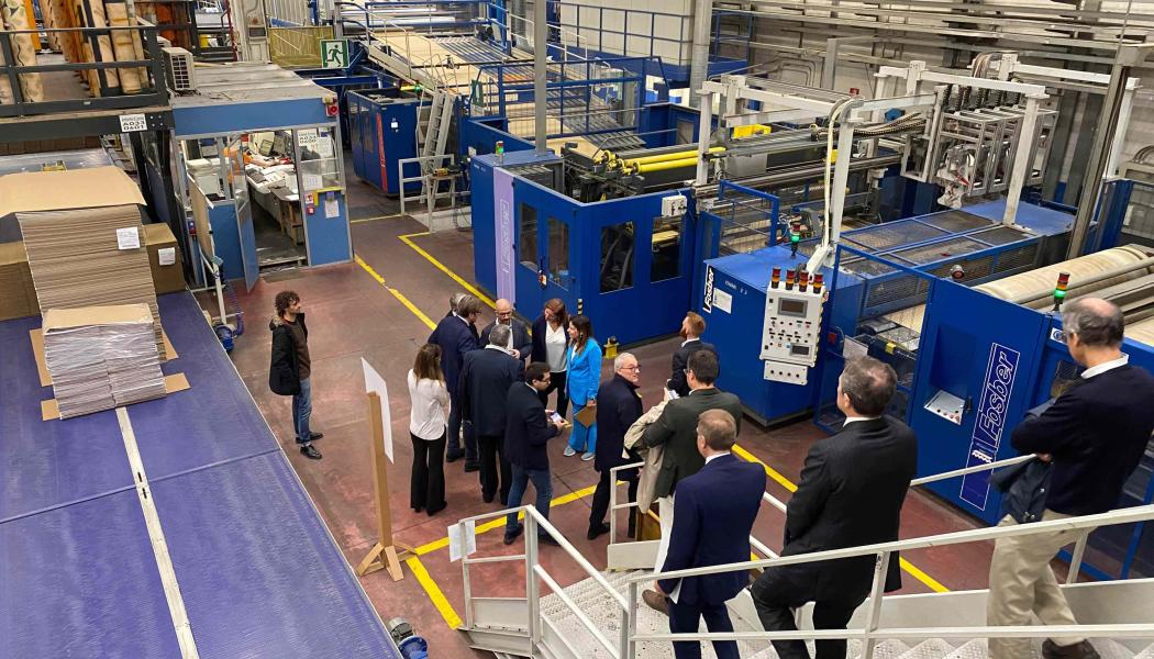 Italienska provinsregeringen Comos medlemmar på besök hos Zetacartons produktionsanläggning. Foto: Province of Como