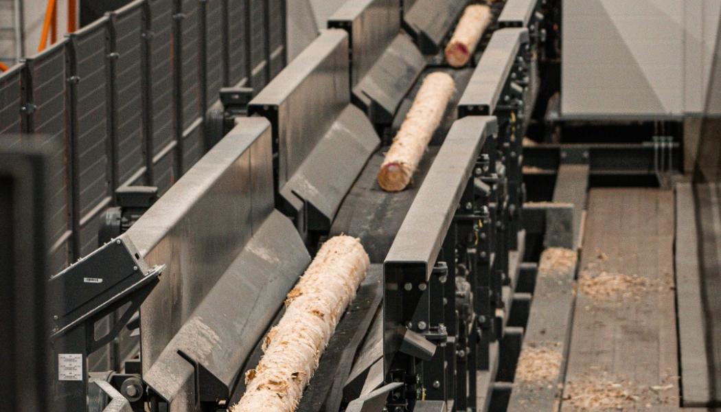 Genom förvärvet förväntas Stora Ensos årliga träanskaffning i Finland öka med omkring 1,7 miljoner kubikmeter och sågkapaciteten med cirka 700 000 kubikmeter. Detta stärker företagets leveranser till fabriken i Uleåborg och bidrar till den långsiktiga utvecklingen av kartongproduktion.  Foto: Junnikkala Oy