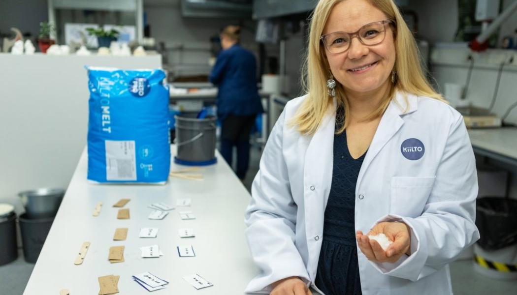 Produktchef Maija Kulla-Pelonen presenterar här ett smältlim med 97 procent biobaserat innehåll. Limmet har utvecklats för återvinningsmaterial och förpackningar som måste klara kyl- och frystransporter. Foto: Kiilto