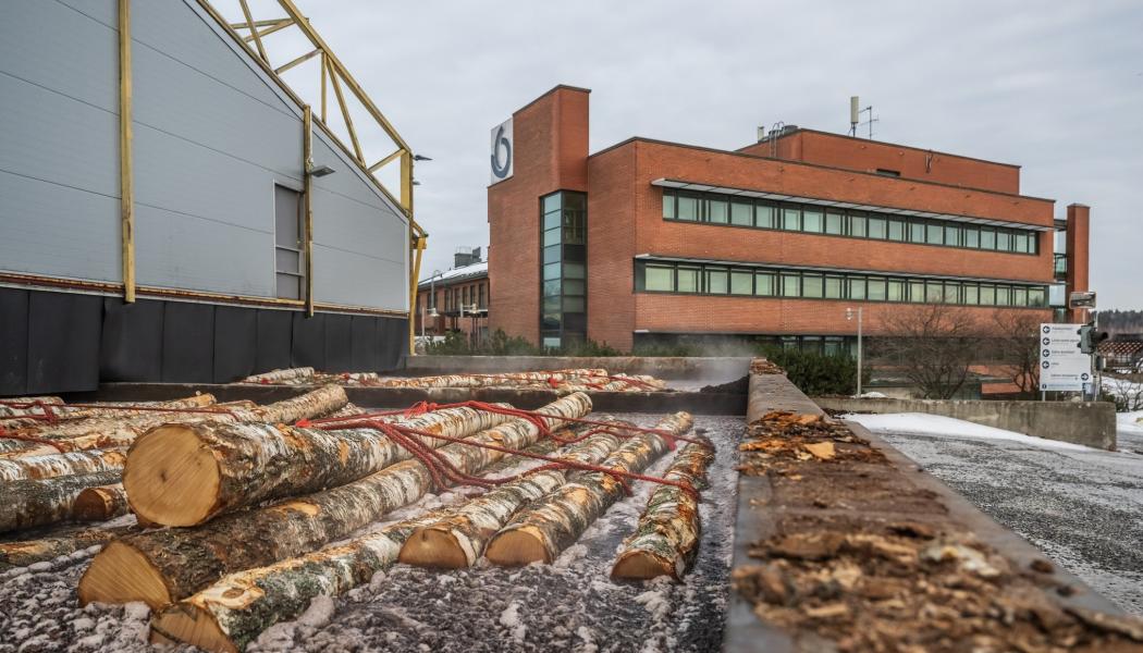 Det ser bättre ut för Finlands sågverkssektor just nu. Bilden visar Koskisens sågverk och huvudkontor i Finland. Foto: Koskisen Oyj